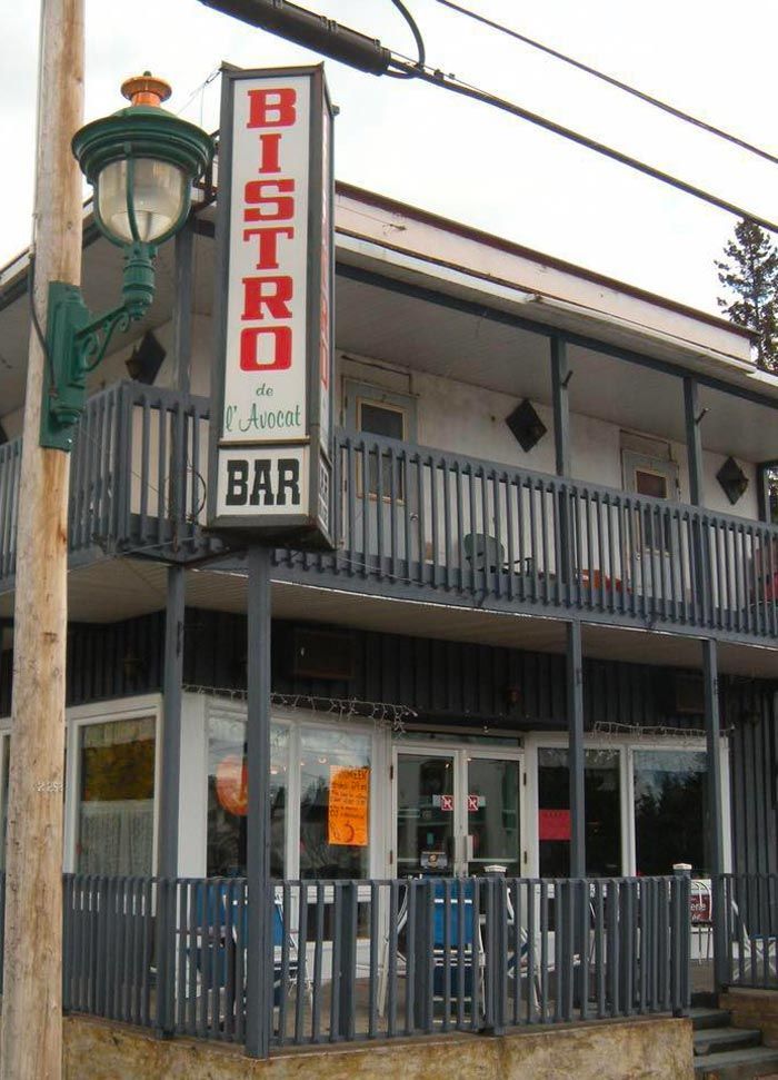 Façade du Bistro à Nominingue avec son enseigne BISTRO BAR