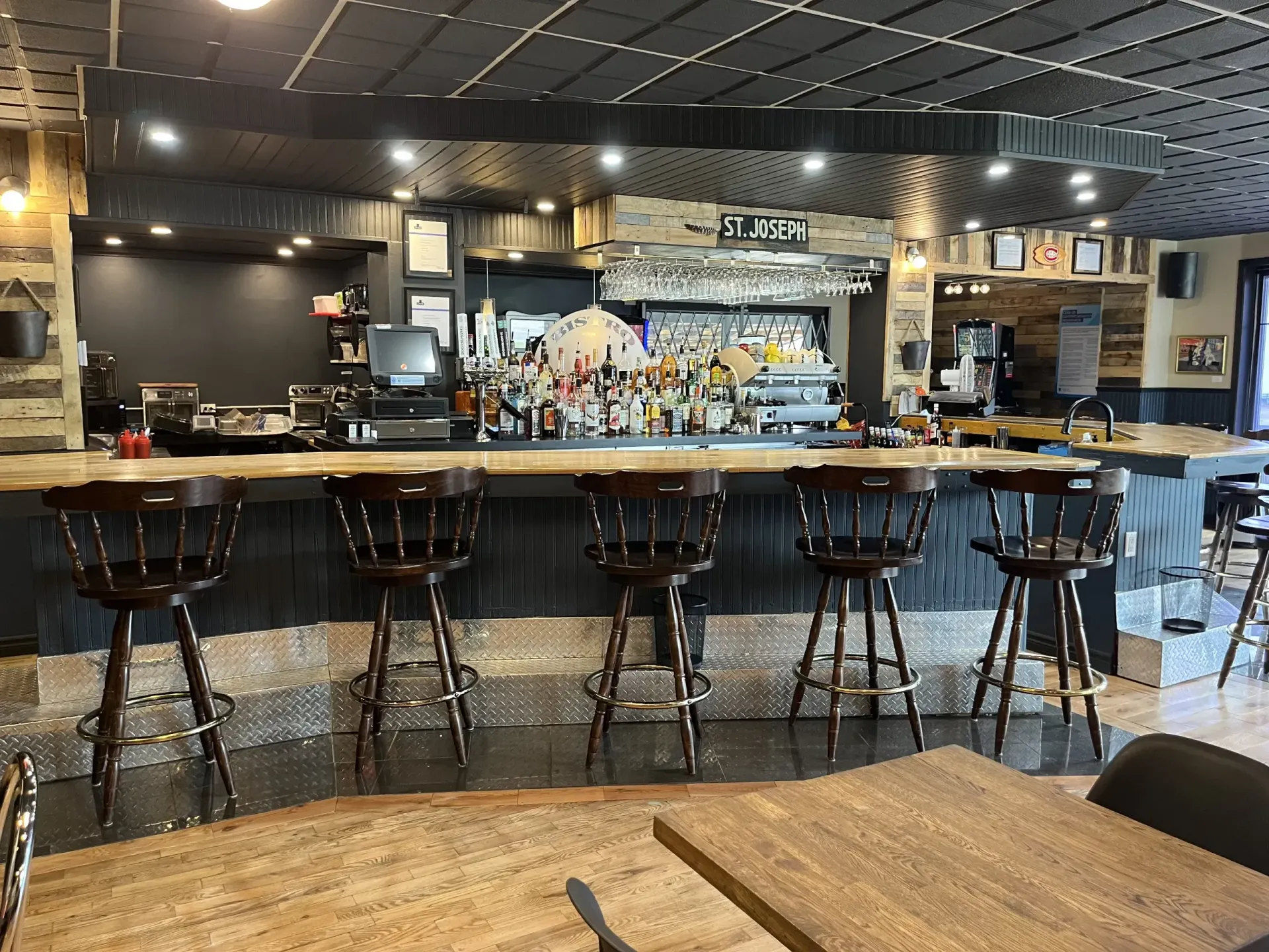 Le bar et son enseigne St-Joseph